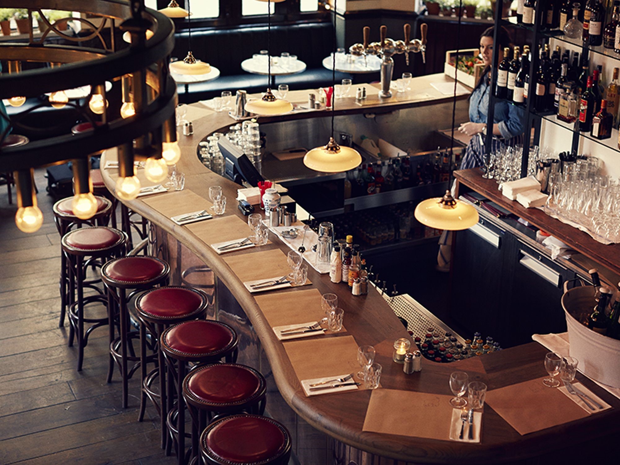 Làm sao để thiết kế quầy bar nhà hàng thu hút khách hàng